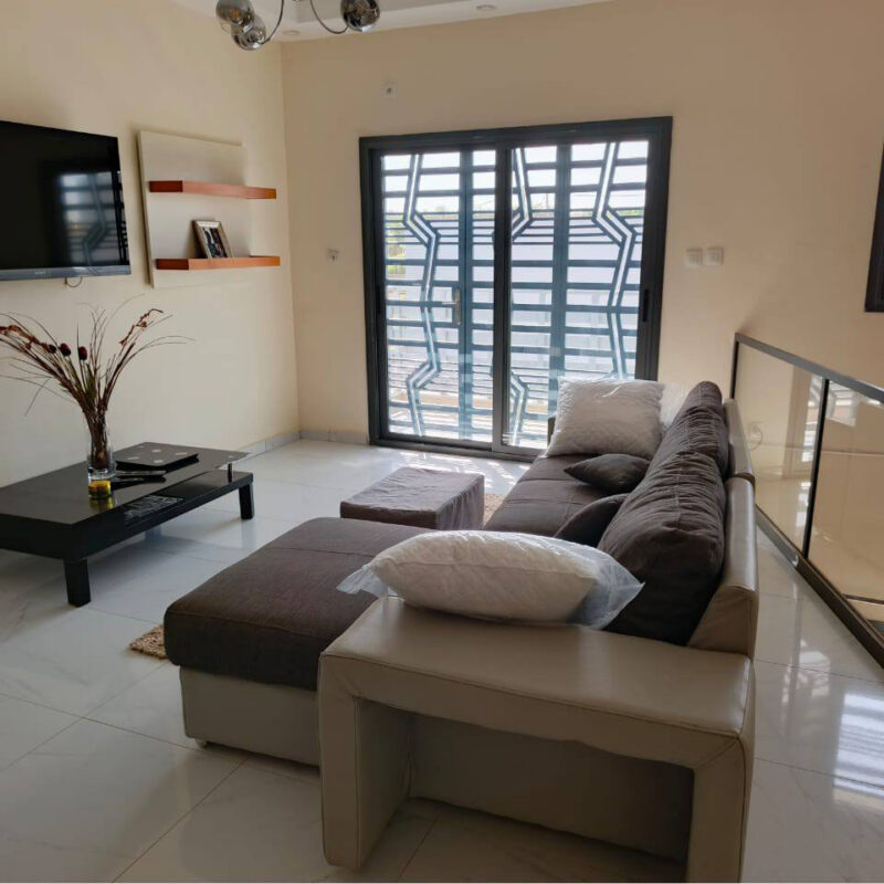 Villa R+1 Meublée de 500 m² Titres Foncier