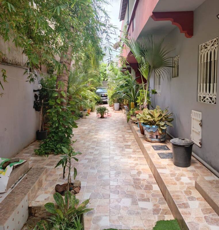 Villa R+2 à vendre à Saly Carrefour, quartier paisible et accessible