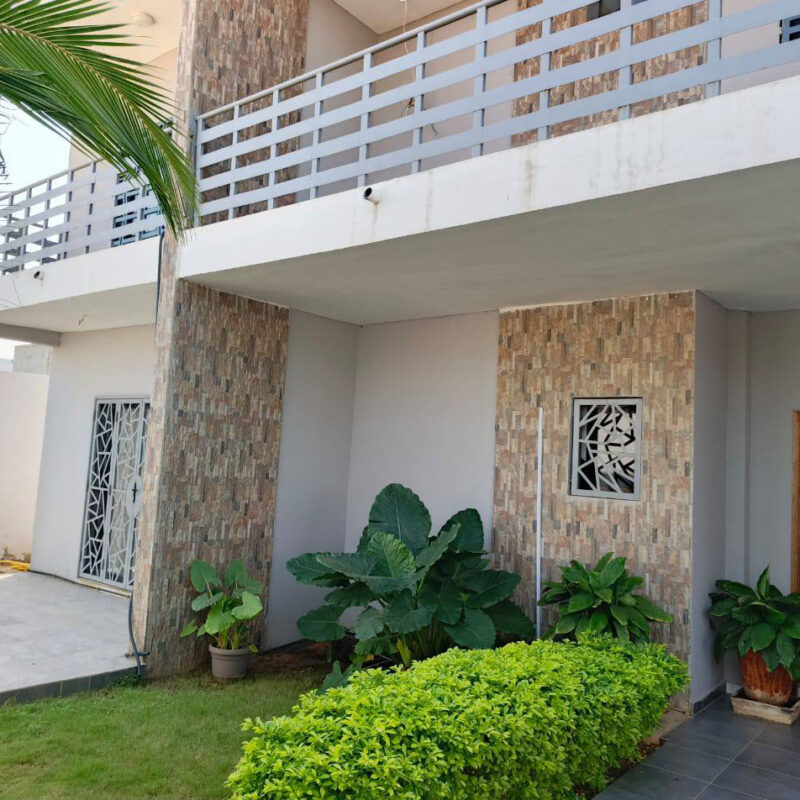 Villa R+1 Meublée de 500 m² Titres Foncier